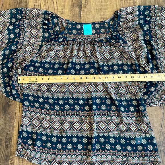 H.I.P. Happening in the Present Boho/Aztec fairy sleeve style top in EUC Large - Picture 7 of 8